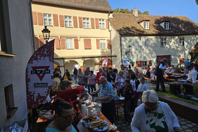 Über 250 Personen im Museumshof